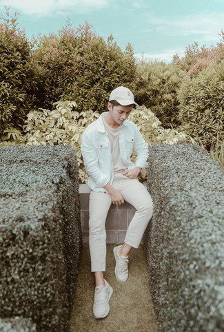 Какие джинсовые куртки носить с бежевыми кроссовками мужчине