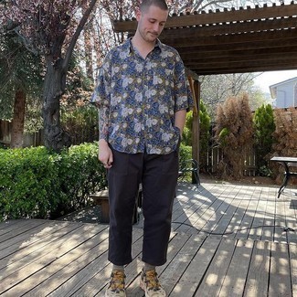 С чем носить бежевые кроссовки мужчине