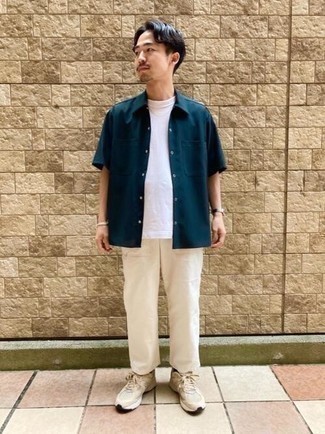 С чем носить бежевые кроссовки мужчине