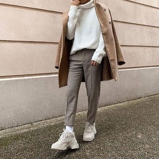 С чем носить бежевые кроссовки мужчине