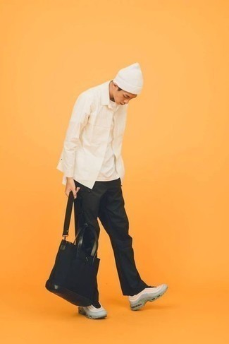 С чем носить бежевые кроссовки мужчине