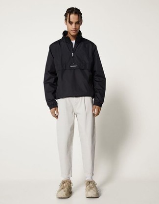 С чем носить бежевые кроссовки мужчине