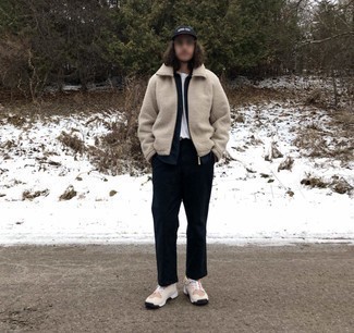 С чем носить бежевые кроссовки мужчине