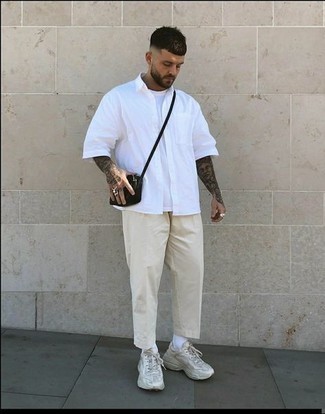 С чем носить бежевые кроссовки мужчине