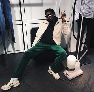 С чем носить бежевые кроссовки мужчине