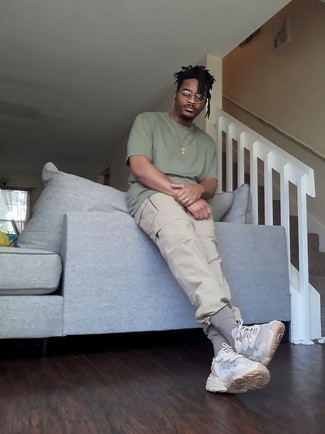 С чем носить бежевые кроссовки мужчине