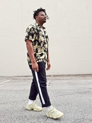 С чем носить бежевые кроссовки мужчине