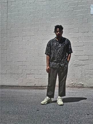 С чем носить бежевые кроссовки мужчине