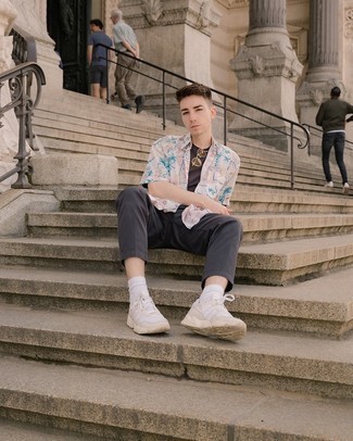 С чем носить бежевые кроссовки мужчине