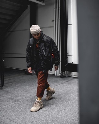 С чем носить бежевые кроссовки мужчине