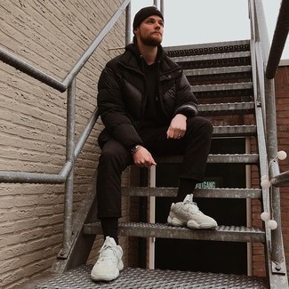 С чем носить бежевые кроссовки мужчине