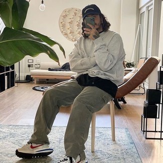 С чем носить бежевые кроссовки мужчине