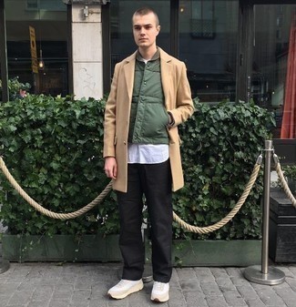 Какие длинные пальто носить с бежевыми кроссовками