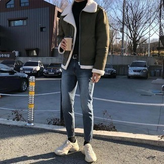 Какие короткие дубленки носить с бежевыми кроссовками мужчине