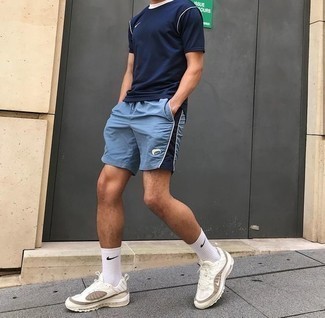 Какие шорты носить с бежевыми кроссовками мужчине