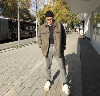 Какие спортивные штаны носить с бежевыми кроссовками мужчине