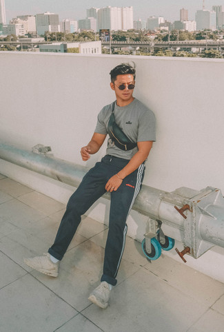 Какие спортивные штаны носить с бежевыми кроссовками мужчине