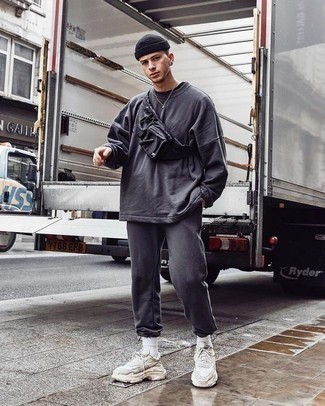 Какие спортивные штаны носить с бежевыми кроссовками мужчине