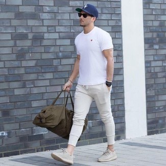 Какие спортивные штаны носить с бежевыми кроссовками мужчине