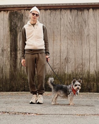 Какие спортивные костюмы носить с бежевыми кроссовками мужчине