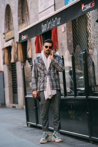 Какие водолазки носить с бежевыми кроссовками мужчине