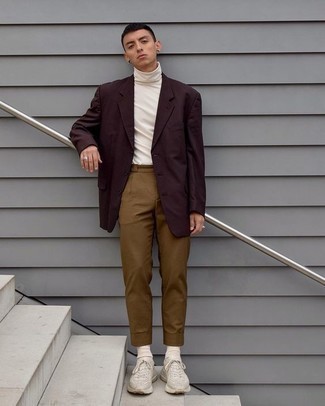 Какие водолазки носить с бежевыми кроссовками мужчине