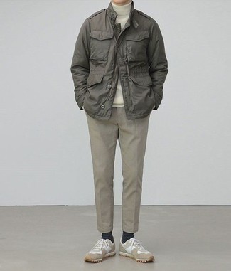 Какие водолазки носить с бежевыми кроссовками мужчине