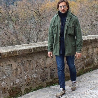 Какие водолазки носить с бежевыми кроссовками мужчине