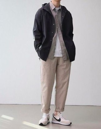 Какие ветровки носить с бежевыми кроссовками мужчине