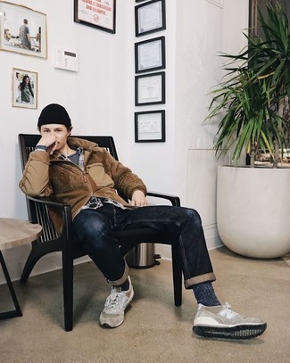 Какие свитера на молнии носить с бежевыми кроссовками мужчине