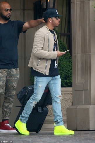 Какие высокие кеды носить с бежевой косухой мужчине