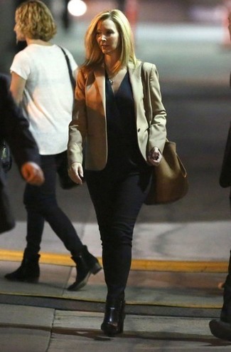 Какие ботильоны носить с бежевым пиджаком