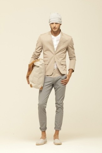 Как носить бежевый пиджак с бежевыми эспадрильями из плотной ткани мужчине