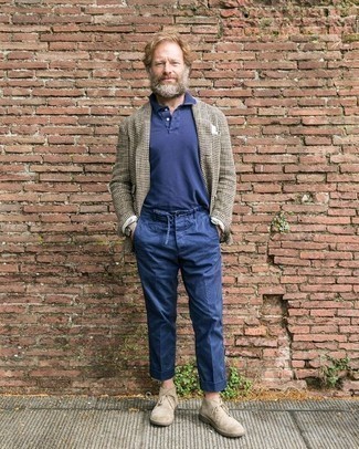 Как носить бежевый пиджак с бежевыми замшевыми ботинками дезертами