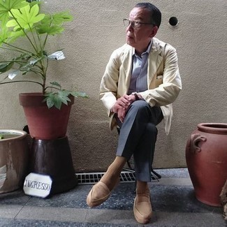 Как носить бежевый пиджак с бежевыми замшевыми лоферами мужчине