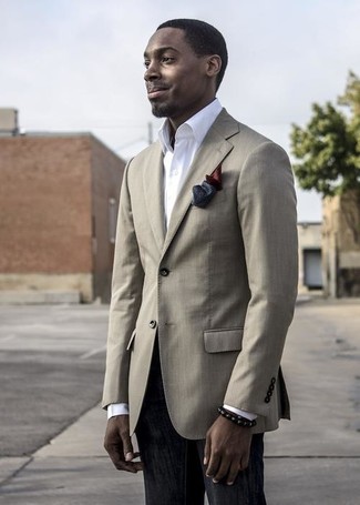 Как носить бежевый пиджак с черными джинсами мужчине