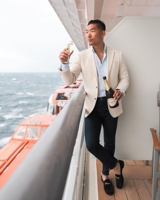 Как носить бежевый пиджак с черными замшевыми лоферами мужчине