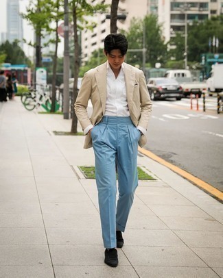 Как носить бежевый пиджак с черными замшевыми лоферами мужчине