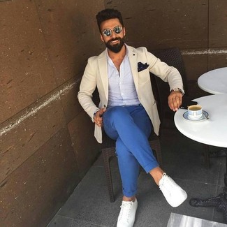 Как носить бежевый пиджак с синими брюками чинос