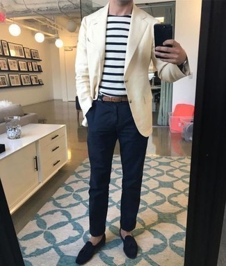 Как носить бежевый пиджак с синими брюками чинос