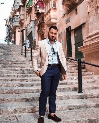 Как носить бежевый пиджак с синими брюками чинос