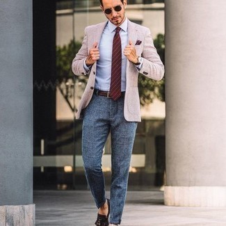 Как носить бежевый пиджак с синими брюками чинос