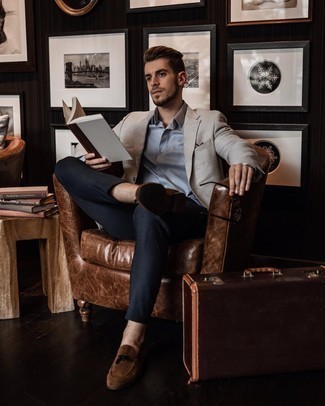 Как носить бежевый пиджак с синими брюками чинос