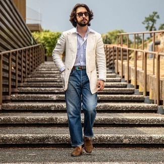 Как носить бежевый пиджак с синими джинсами мужчине