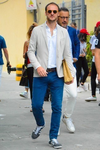 Как носить бежевый пиджак с синими джинсами мужчине