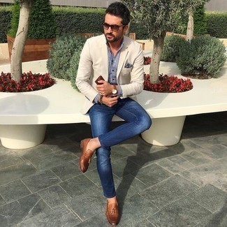 Как носить бежевый пиджак с синими джинсами мужчине