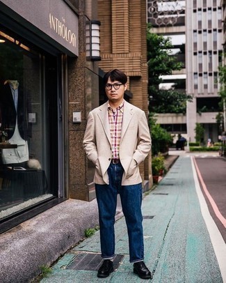 Как носить бежевый пиджак с синими джинсами мужчине