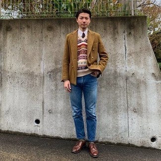 Как носить бежевый пиджак с синими джинсами мужчине