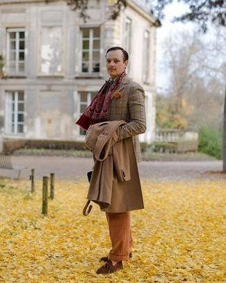 Как носить бежевый пиджак с коричневыми брюками чинос