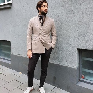 Как носить бежевый пиджак с коричневыми брюками чинос